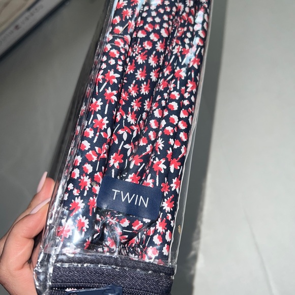 Tommy Hilfiger twin sheet set red floral navy new - Picture 5 of 5